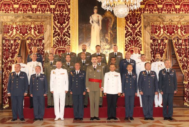 Su Majestad el Rey con el grupo de coroneles y capitanes de navío